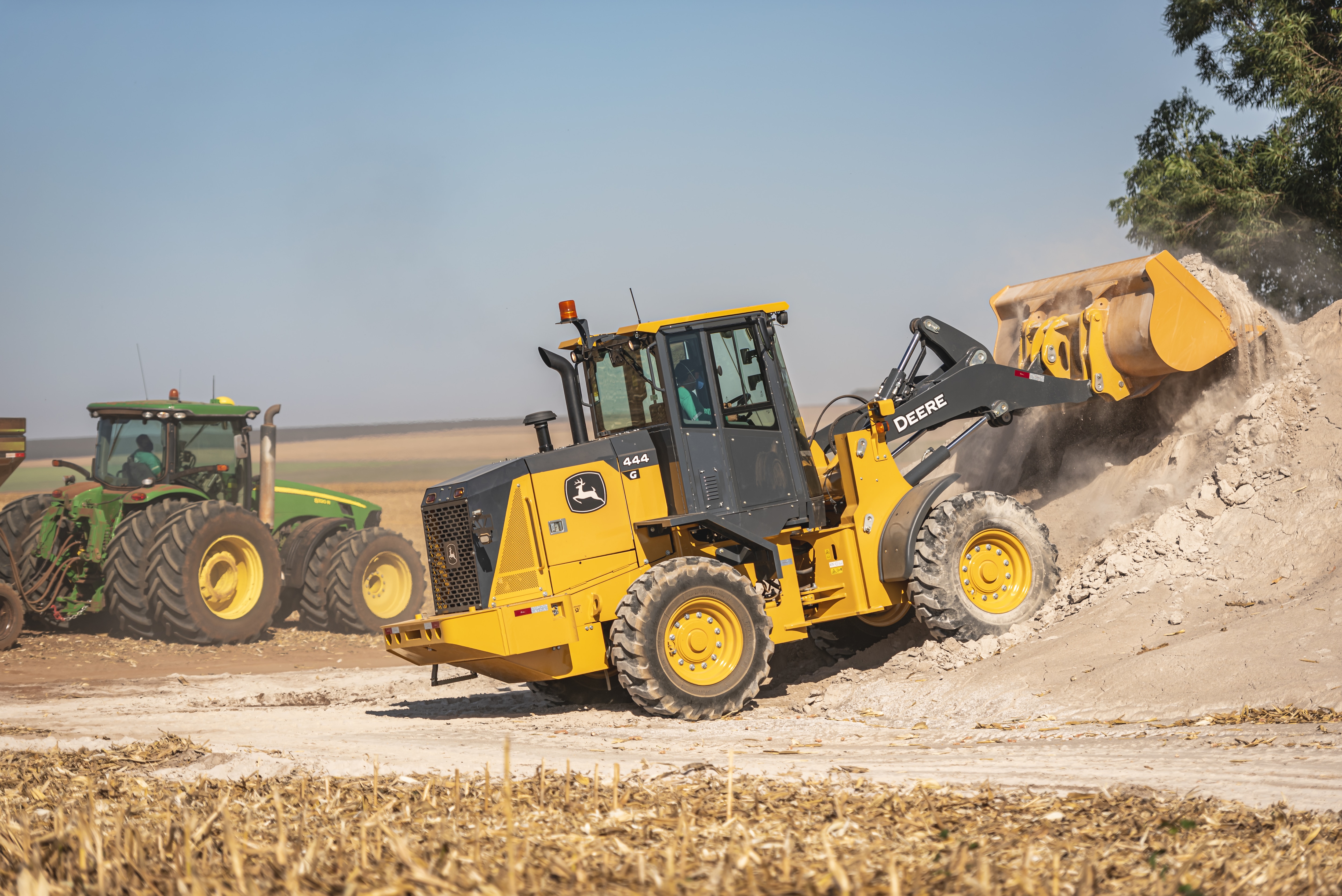 Foto pá carregadeira 444g em campo